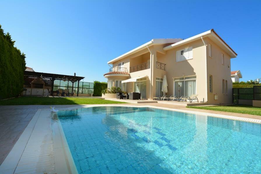Villa Daryah Sirina Bay โปรทาราส ภายนอก รูปภาพ