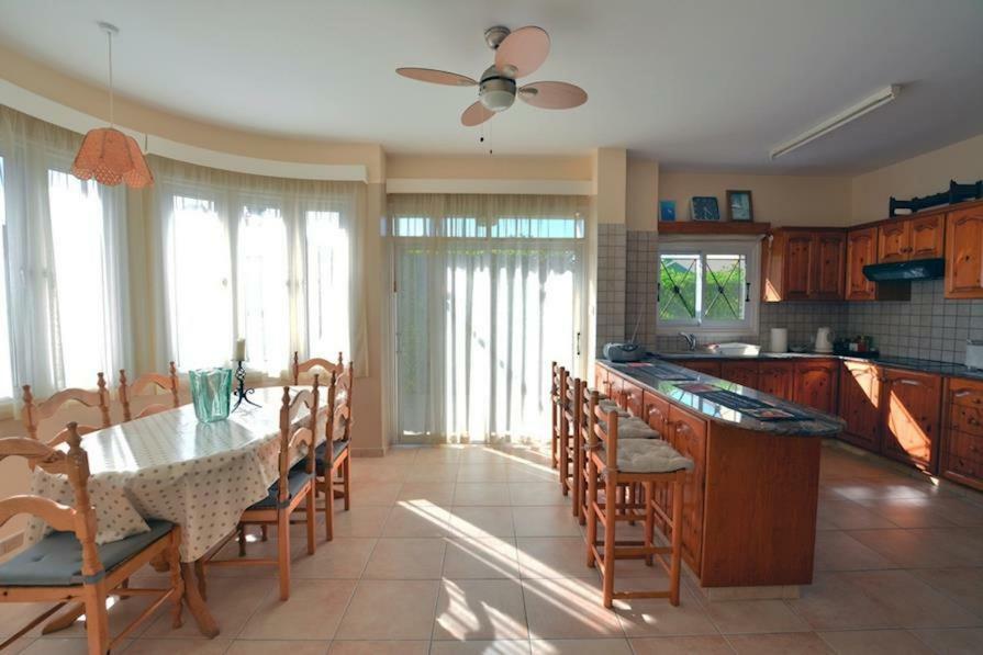 Villa Daryah Sirina Bay โปรทาราส ภายนอก รูปภาพ
